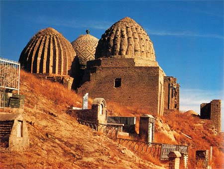 The Shan-Zindelh's domes :: On the left and right are the domes of the Emirzadeh and Shadi Mulk mausoleums. In the background is the round dome of Shirin Bek.