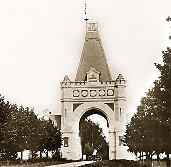 Gates of the Morozov V.E. Estate :: Odintsovo-Arkhangelskoe of Podolsky Uyezd in Moscow Province. Architect Shekhtel F.O.