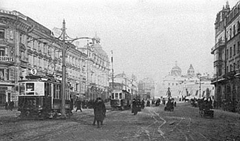 View of Theatre Passage (Proezd) from Theatre Square to Lubyanskaya Square :: Tram. The Khludov Heiresses House (Architect Kekushev L.N.) Association of the Russian and Foreign Goods Trade "Oborot"("Circulation")