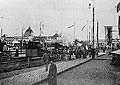 Электрический поезд фирмы "Сименс и Гальске" перед главным входом на Всероссийскую торгово-промышленную и художественную выставку 1896 года в Нижнем Новгороде