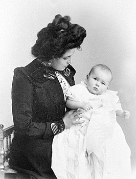 Konshina Anna Aleksandrovna (born Vtorova) with her Daughter Tatiana (was born in 1901) :: Wife of Sergei Nikolaevich Konshin. Photo of Asikritov D. Moscow