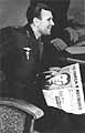 Гагарин с газетой "Комсомольская правда"