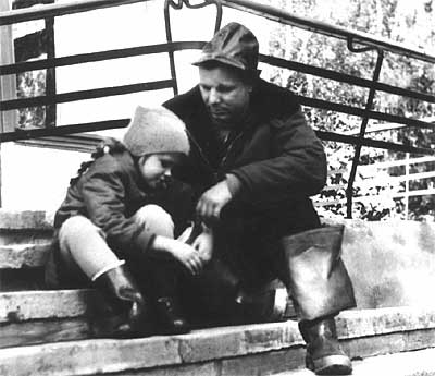 Ю.А.Гагарин с дочерью Леной