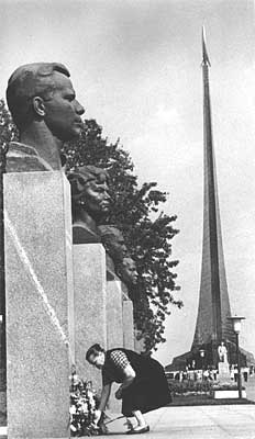 Мать Ю.А.Гагарина возлагает цветы к памятнику сыну