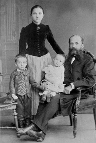 Книготорговец Большаков Сергей Тихонович с семьей.