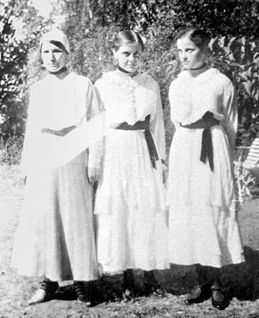Четвериковы Татьяна (в центре) и Екатерина (справа) с подругой в неизвестной усадьбе