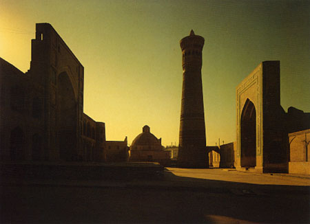 The tower of Death :: Framing the magnificent Kalyan Minar are the Kalyan mosque (1512-39) on the right, which replaced the original twelth-century congregational mosque, and the Mir Arab madrasah (1530s) on the left.