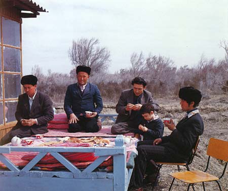 Men in chiaichana (teahouse) :: 